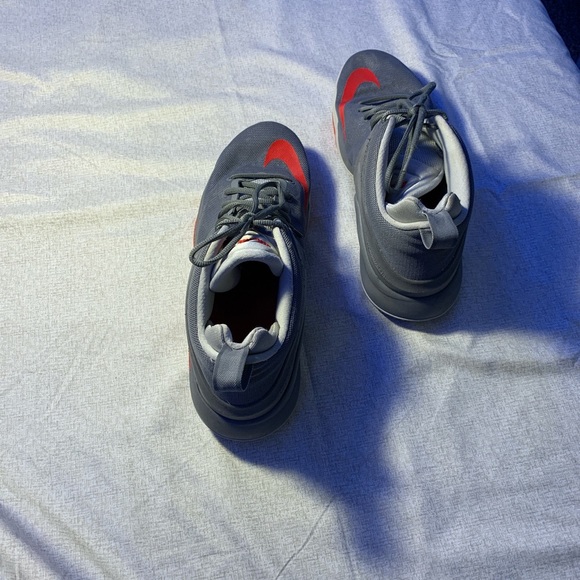 LeBron James - Nike basketball shoes - Picture 3 of 4